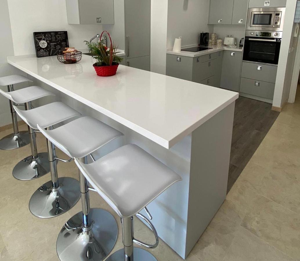 Luxury Beach Side Apartment In Marbella Playa Екстериор снимка