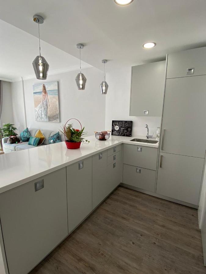 Luxury Beach Side Apartment In Marbella Playa Екстериор снимка