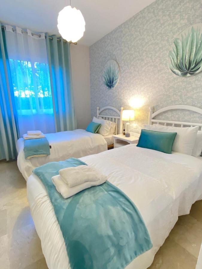 Luxury Beach Side Apartment In Marbella Playa Екстериор снимка