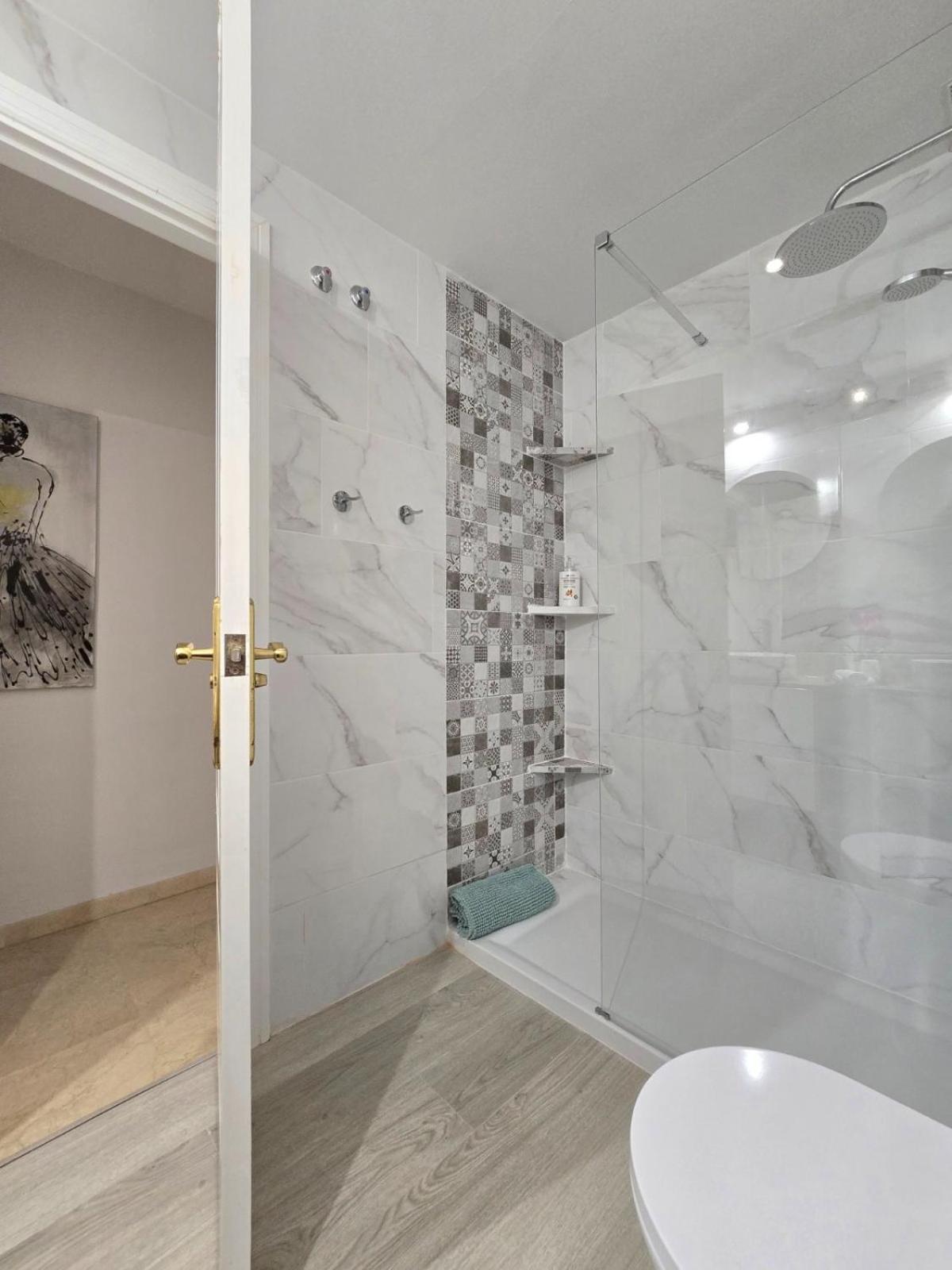 Luxury Beach Side Apartment In Marbella Playa Екстериор снимка